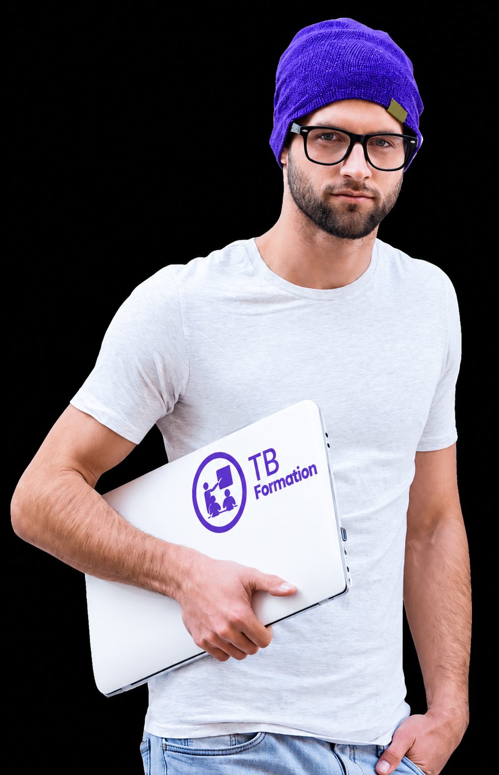 Un homme barbu avec des lunettes et un bonnet violet tient sous le bras un ordinateur portable blanc.