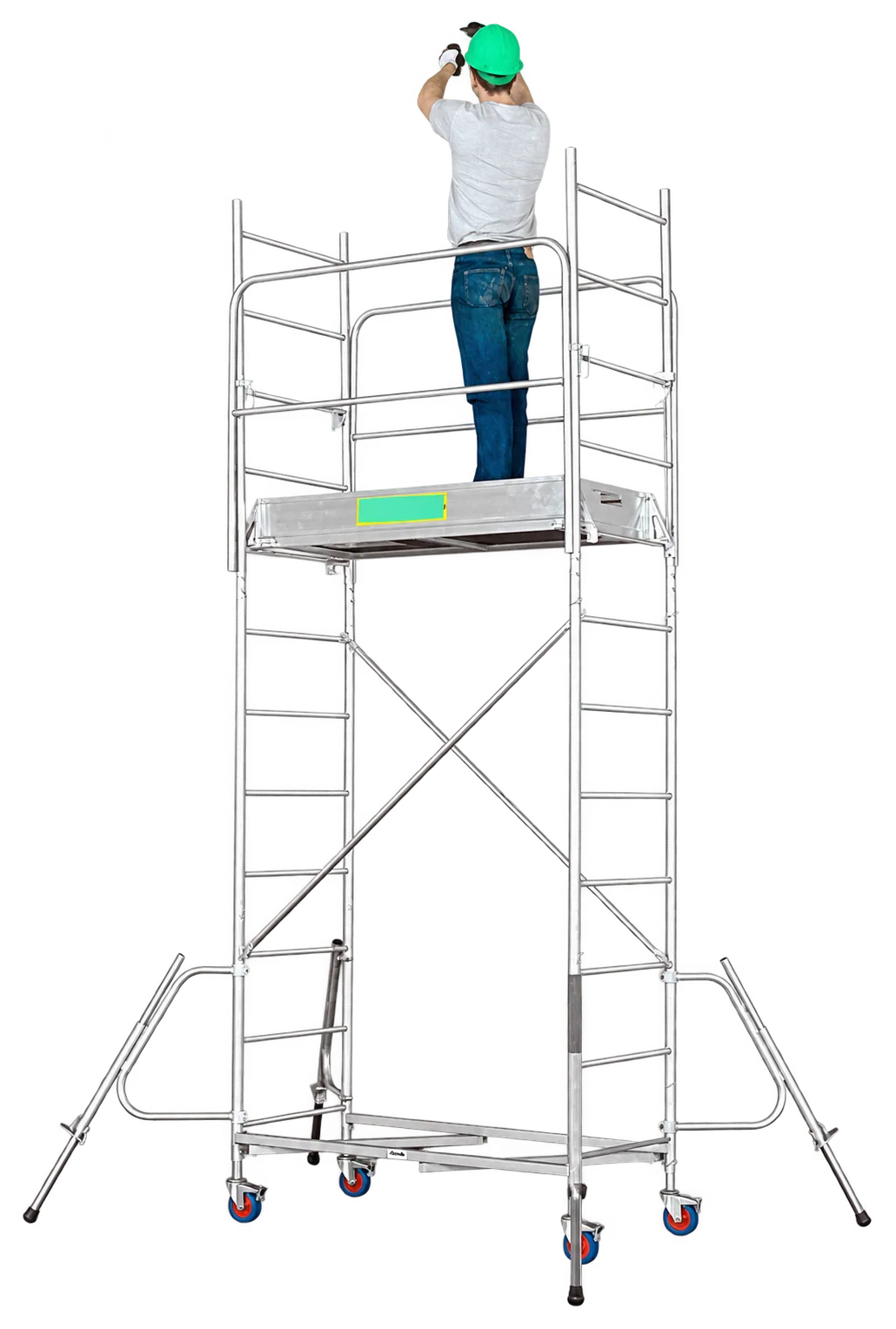 Un ouvrier en casque vert travaille les bras levés sur la plateforme d’un échafaudage roulant en aluminium muni de stabilisateurs.