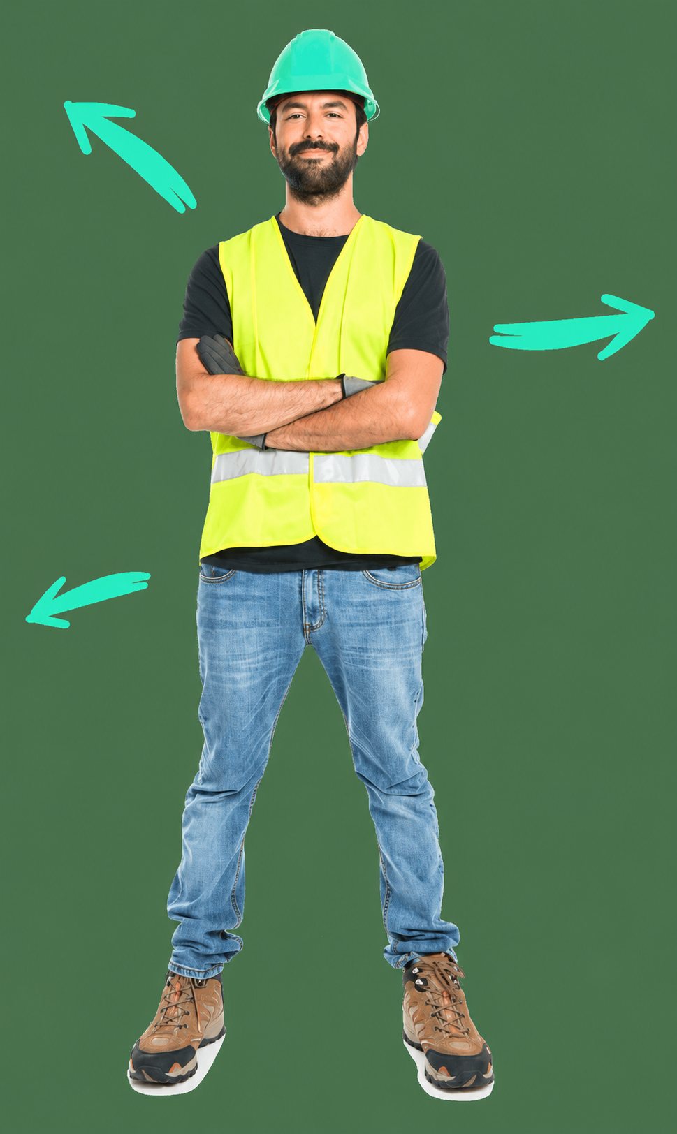 Un ouvrier barbu souriant, casque vert et gilet jaune fluo, pose les bras croisés.